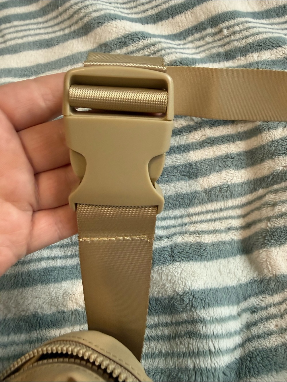 Zyia Active Crisp Khaki Crossover Bag - Picture 5 of 6